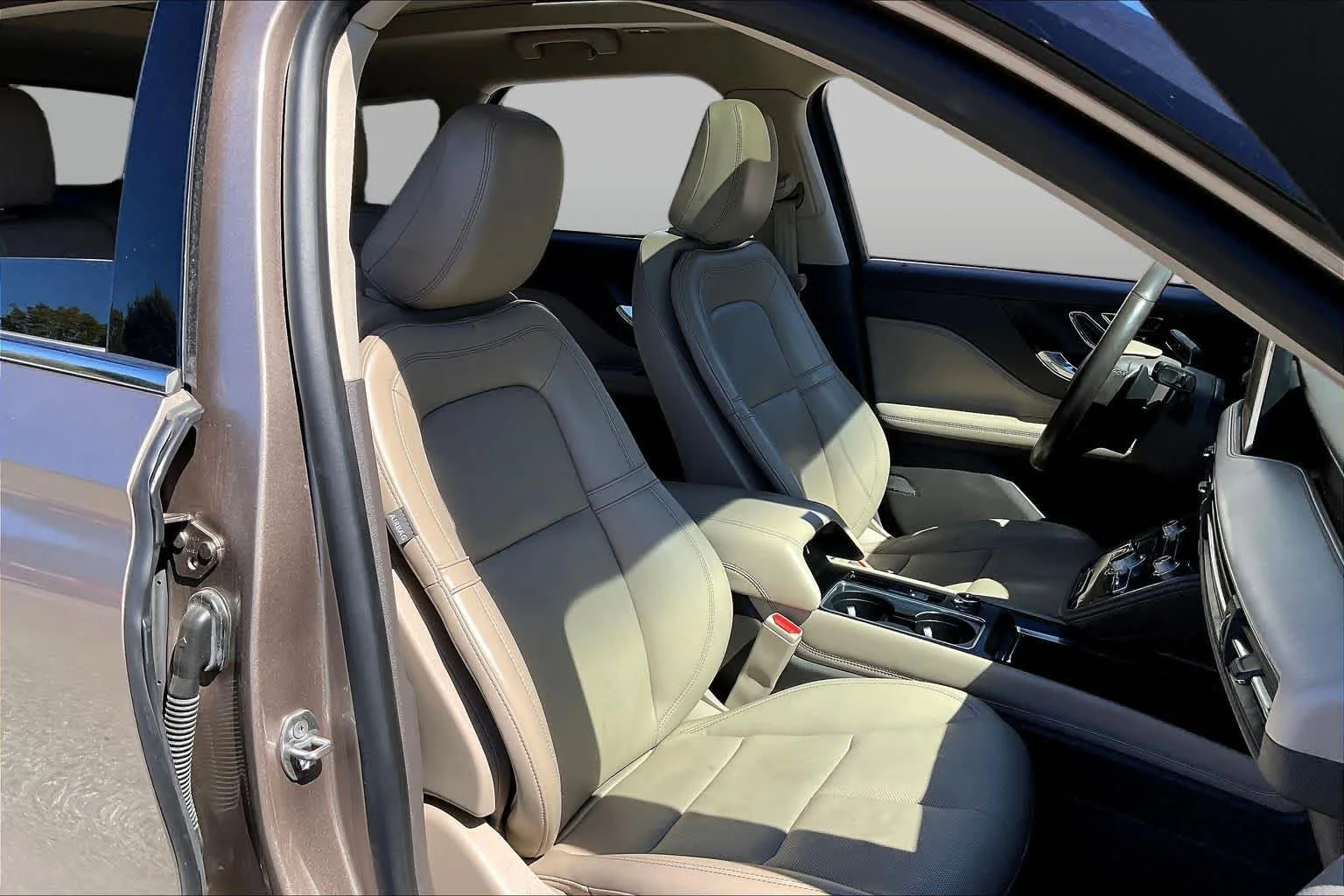 Used 2021 Iced Mocha Lincoln Reserve image 9