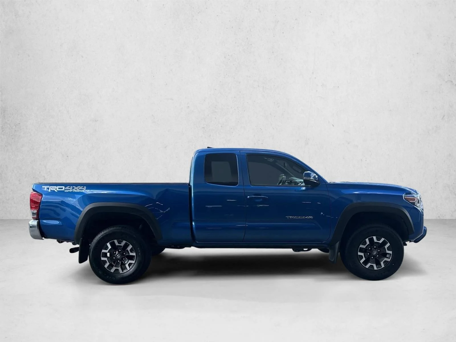 Used 2017 Blue Toyota SR5 image 4