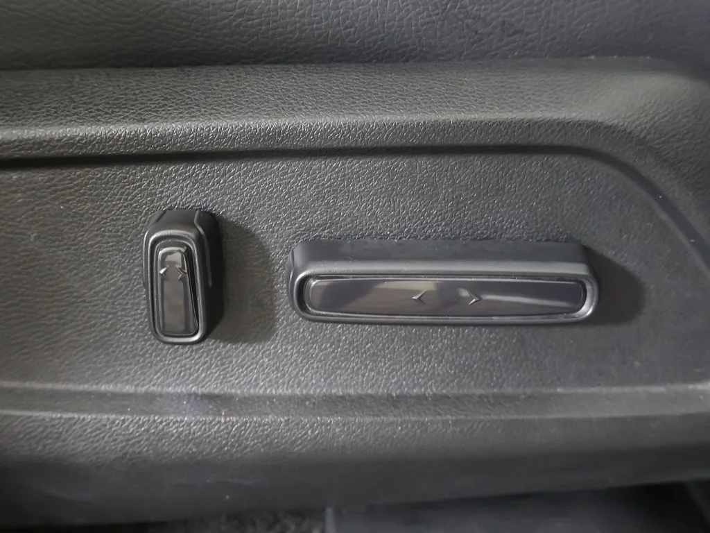 Used 2023 White Honda EX-L image 33