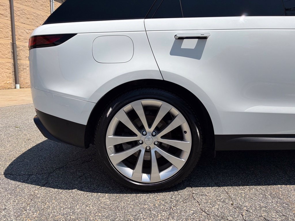 Used 2023 White Land Rover SE image 11