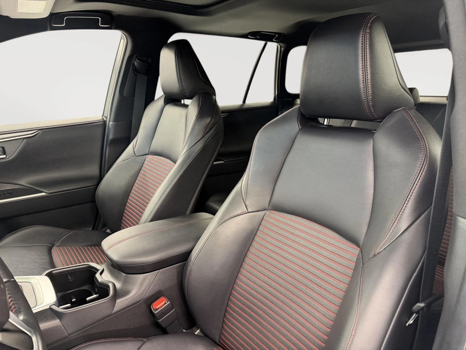 Used 2022 Blizzard Pearl w/Midnight Black Metallic Roof Toyota XSE image 7