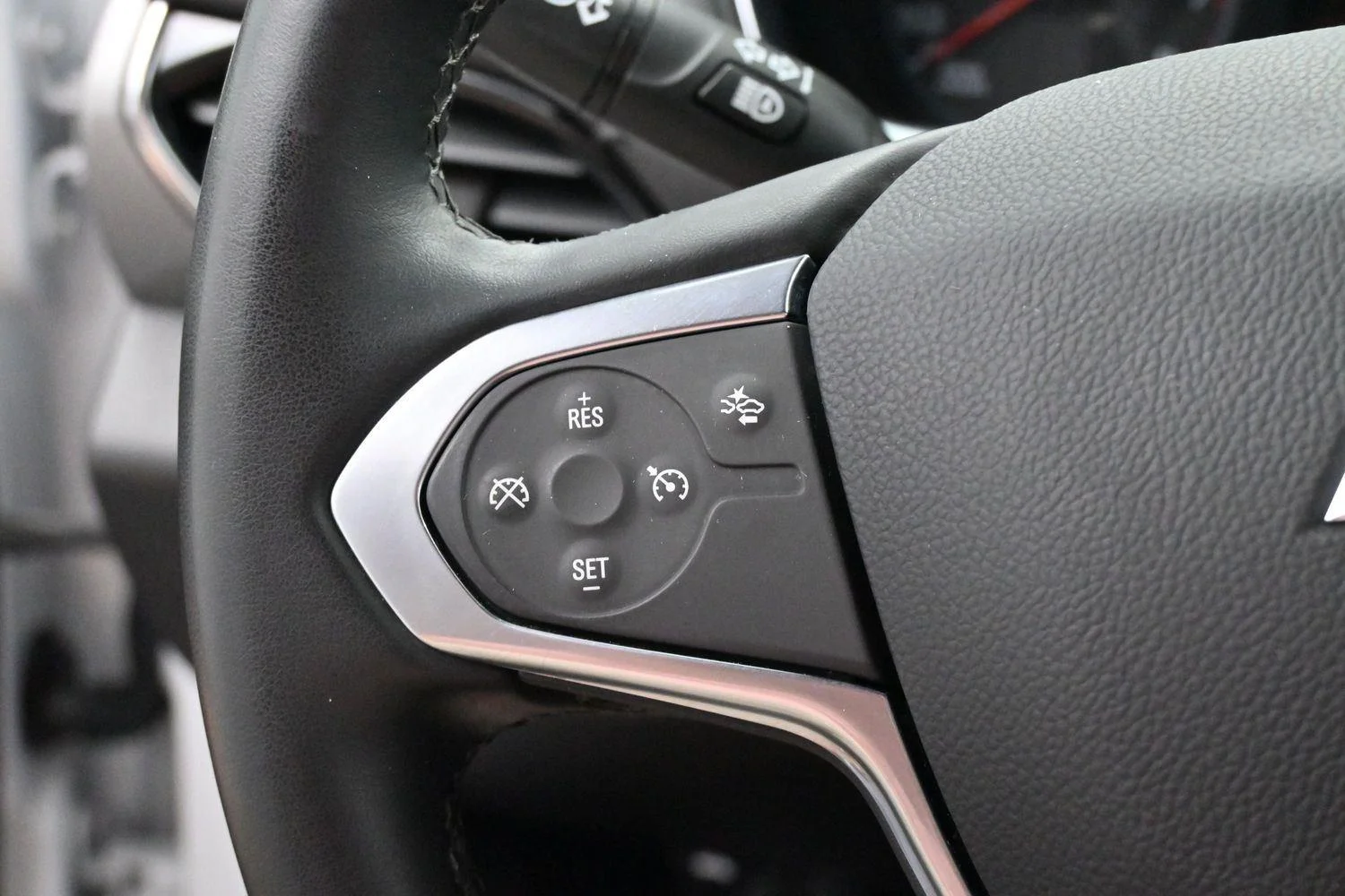 Used 2023 Summit White Chevrolet LT Cloth image 18