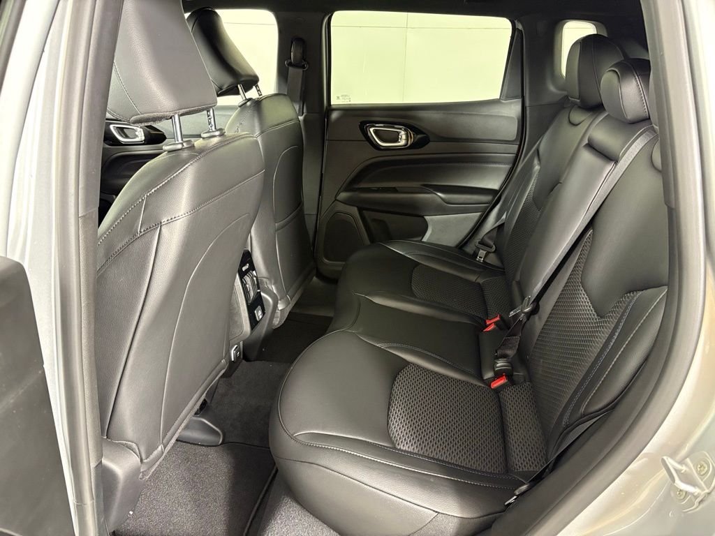 New 2026 Silver Zynith Metallic Clearcoat Jeep Latitude image 36