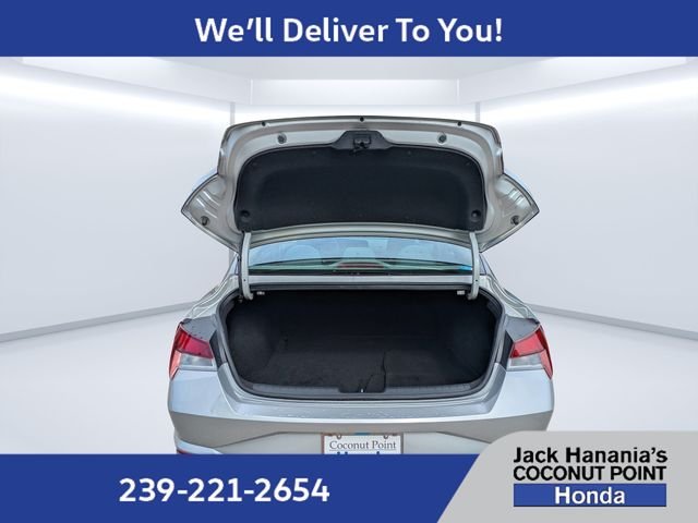 Used 2022 Silver Hyundai SE image 12
