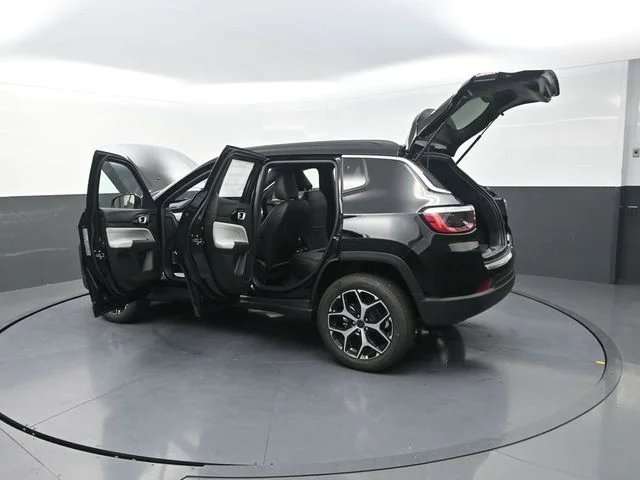 New 2026 Diamond Black Crystal Pearl-Coat Exterior Paint Jeep Limited image 33