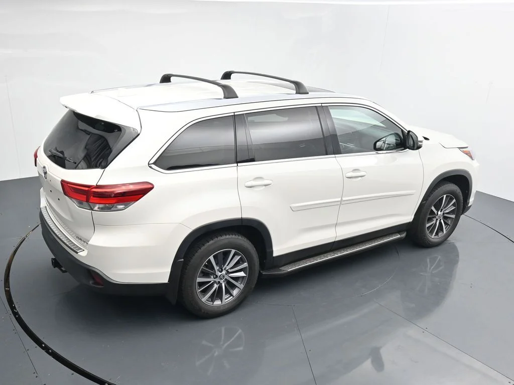 Used 2019 White Toyota XLE image 28