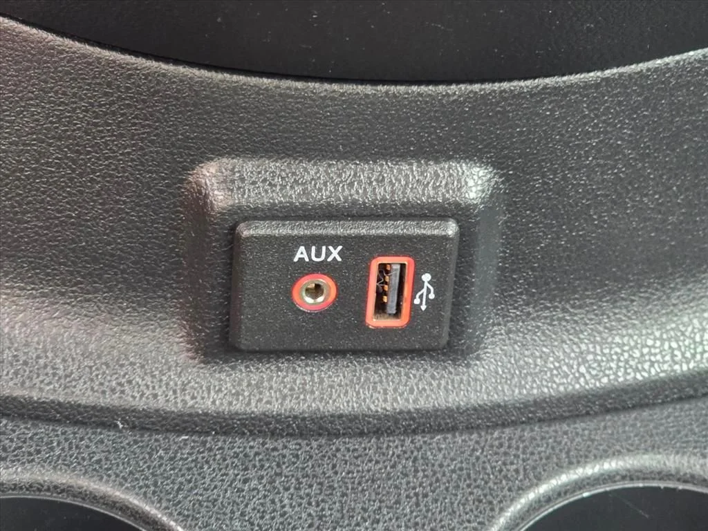 Used 2018 White Nissan 1.6 SV image 18