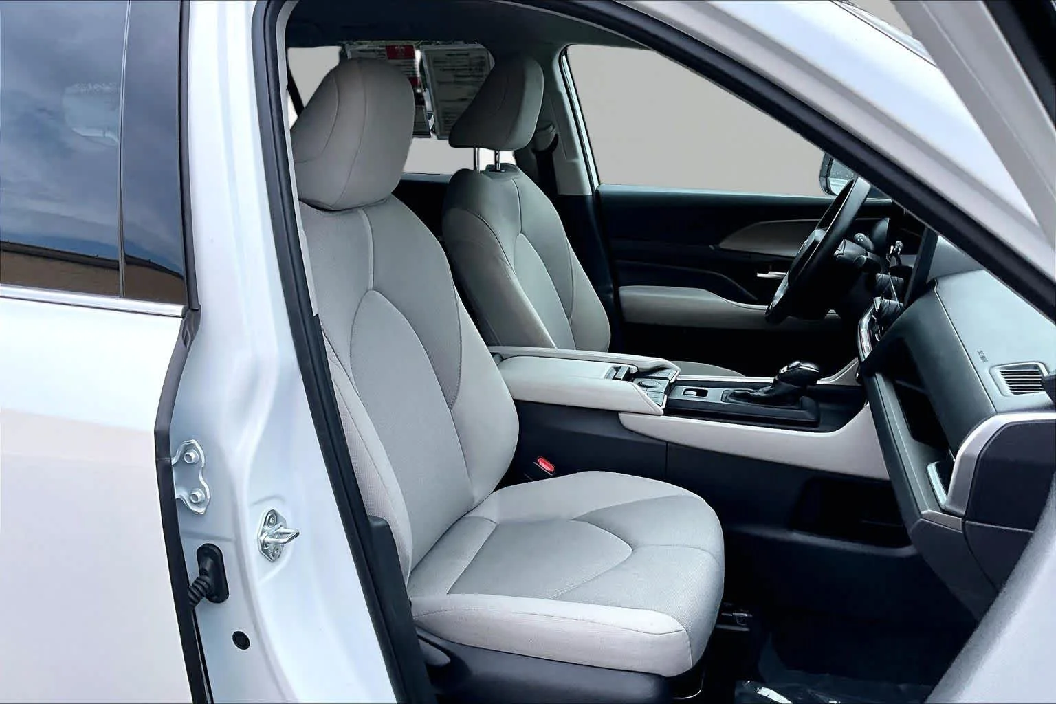 Used 2025 Wind Chill Pearl Toyota LE image 9
