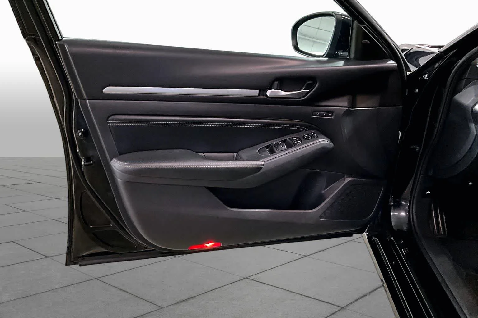 Used 2019 Super Black Nissan 2.5 Platinum image 22