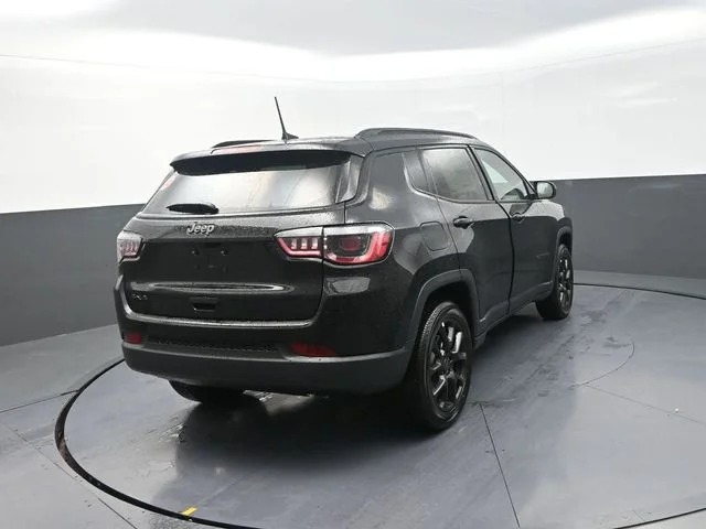 New 2026 Diamond Black Crystal Pearl-Coat Exterior Paint Jeep Latitude image 9