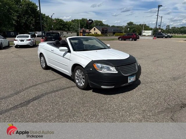 Used 2012 White Chrysler Touring image 1