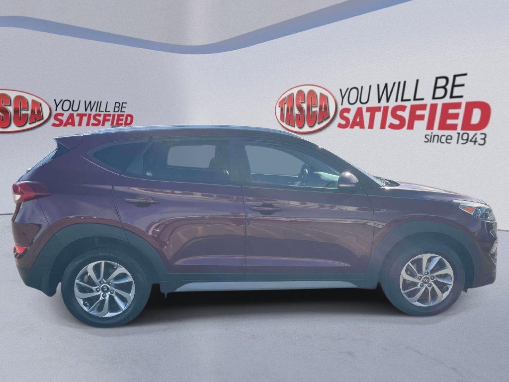 Used 2017 Red Hyundai SE Plus image 5