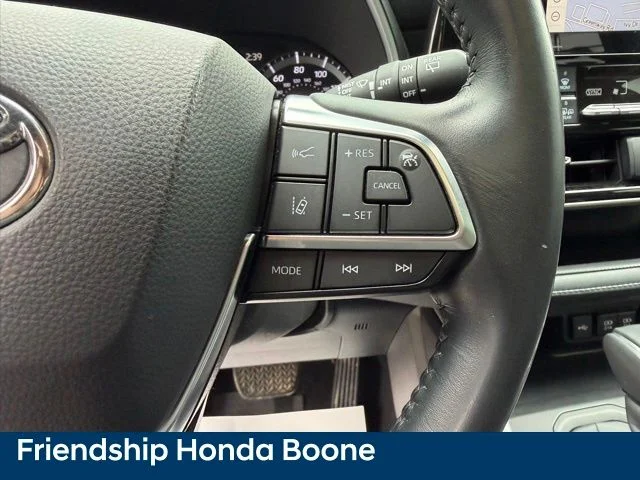 Used 2020 Silver Toyota XLE image 22