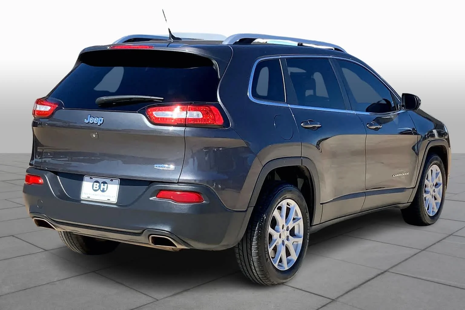Used 2015 Granite Crystal Metallic Clearcoat Jeep Latitude image 12