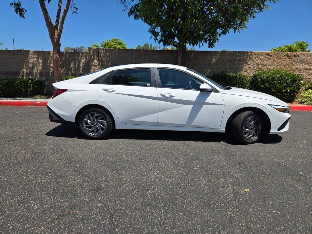Used 2025 White Hyundai Blue image 8