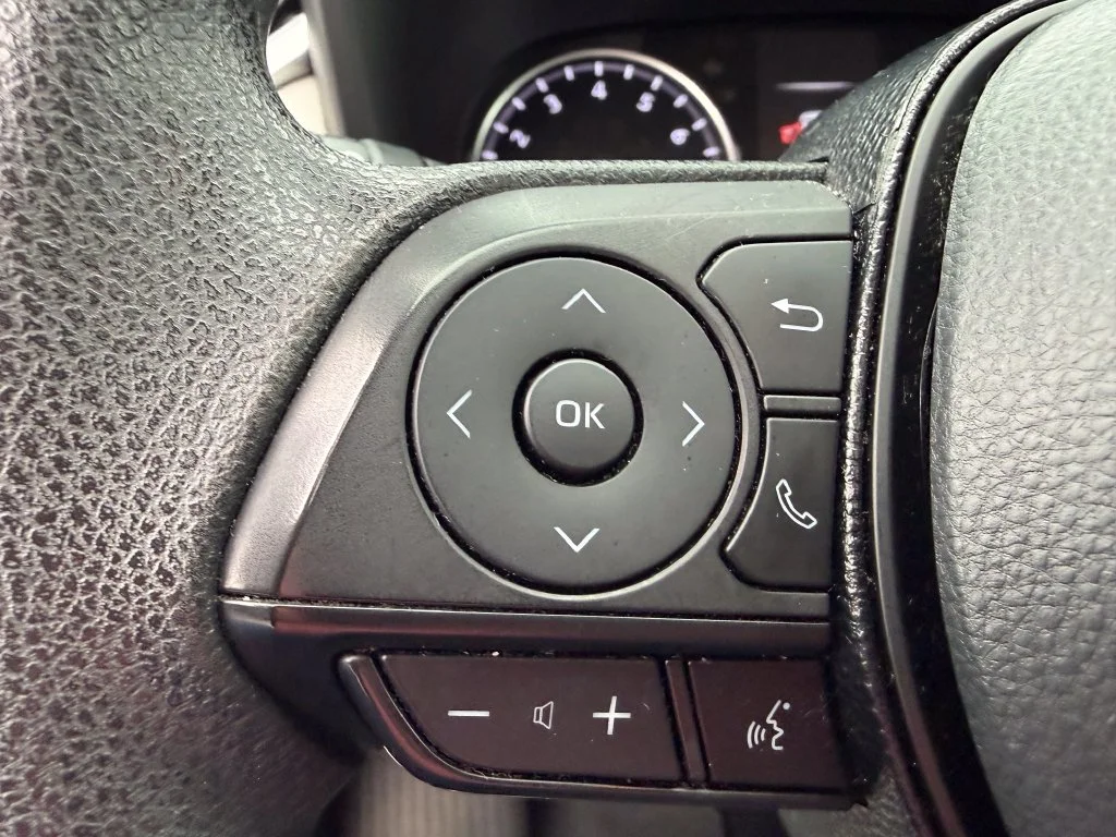 Used 2020 White Toyota XLE image 19
