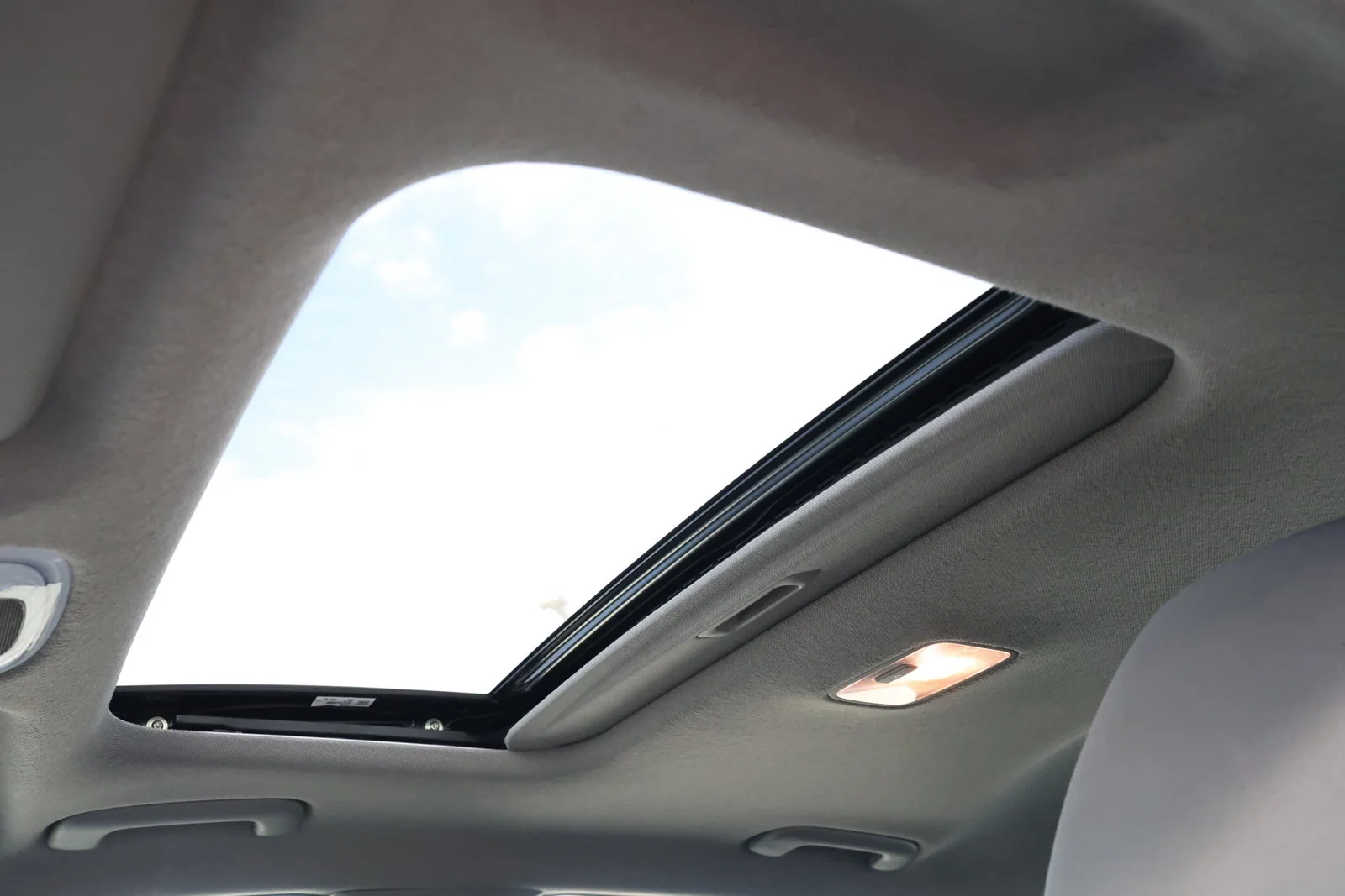 Used 2025 Silver Hyundai SEL Convenience image 3
