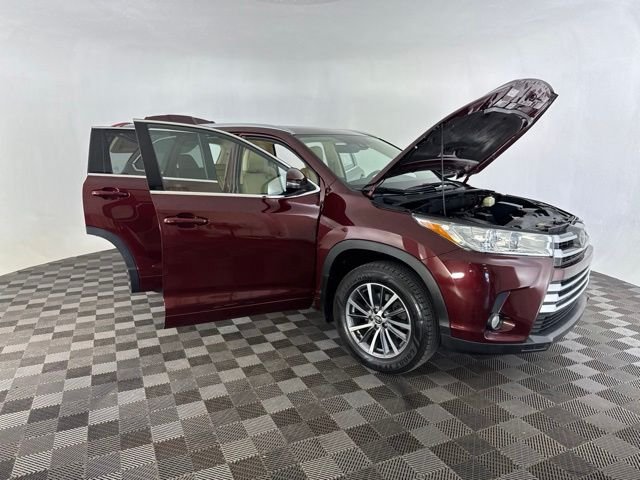 Used 2018 Red Toyota XLE image 14