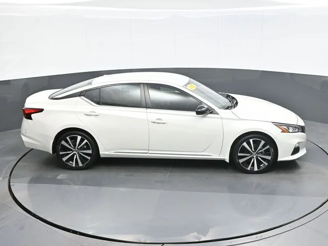 Used 2022 White Nissan 2.5 SR image 16