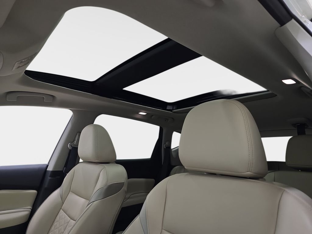 Used 2020 White Nissan Platinum image 33