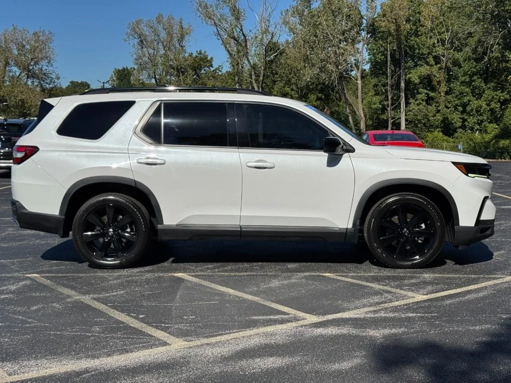 Certified Used 2025 White Honda Black Edition image 3