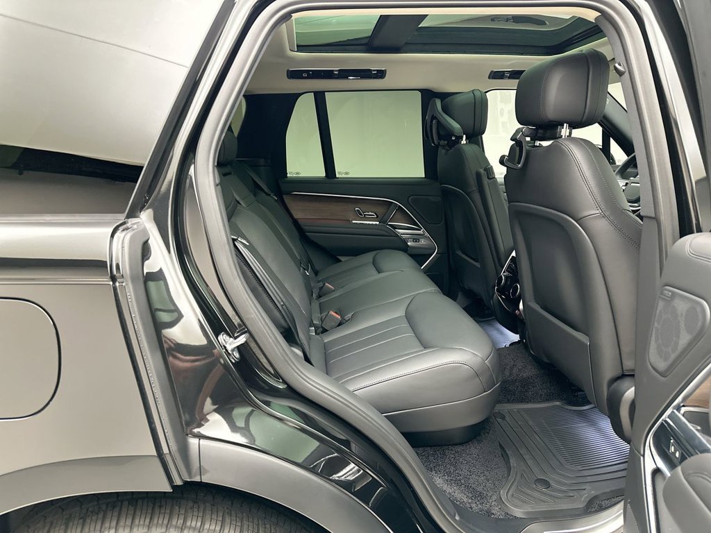 New 2027 Santorini Black Land Rover SE image 7