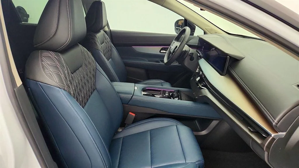 Used 2025 Everest White Pearl Tricoat/Super Black Nissan AWD Platinum w/ Illuminated Cargo Scuff Plate image 25