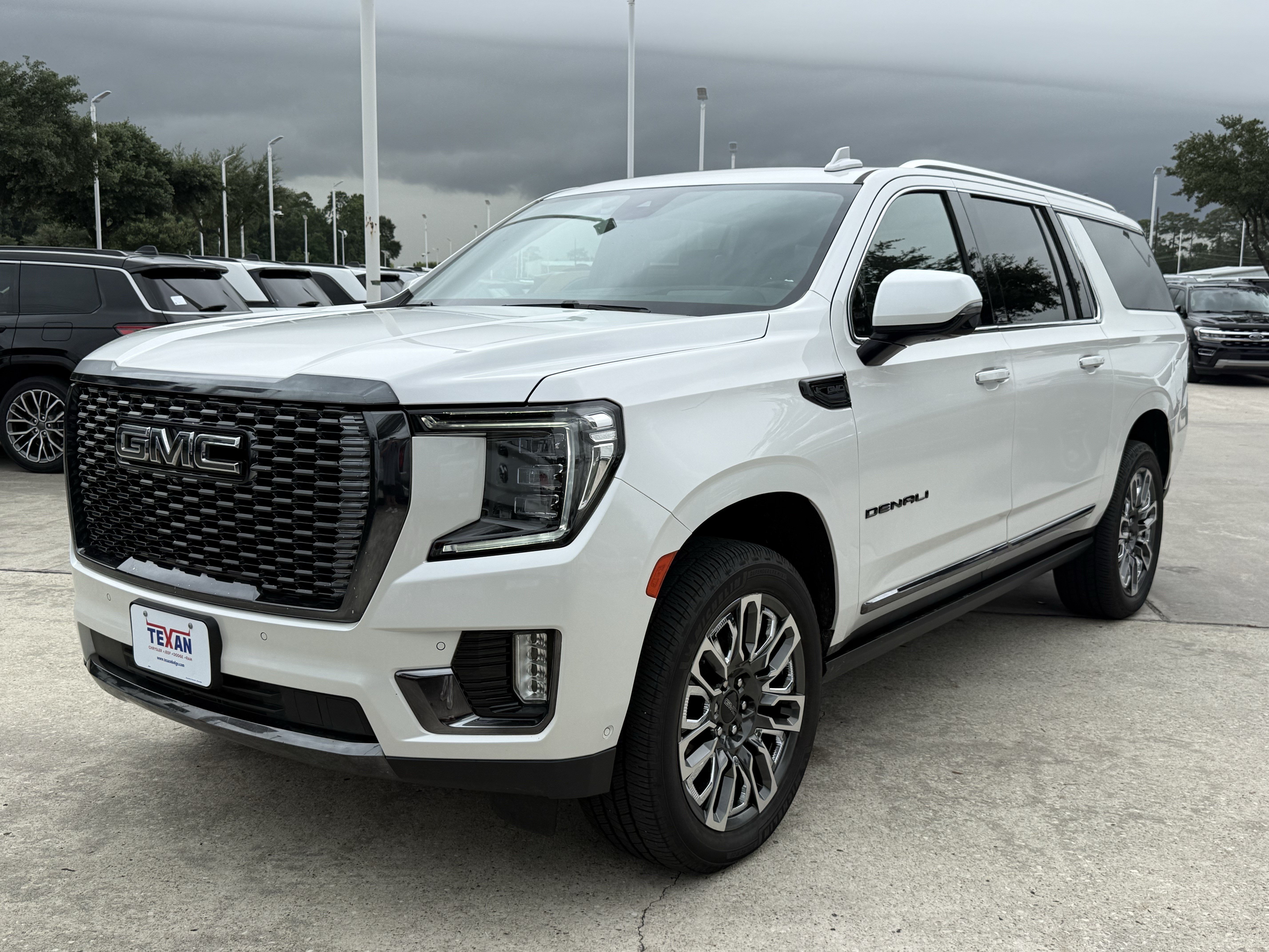 Used 2023 White Frost Tricoat GMC Denali Ultimate image 8