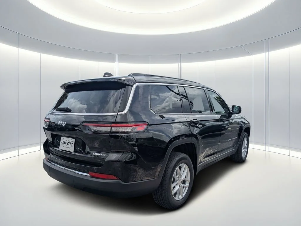 New 2026 Diamond Black Crystal Pearlcoat Jeep Laredo image 4