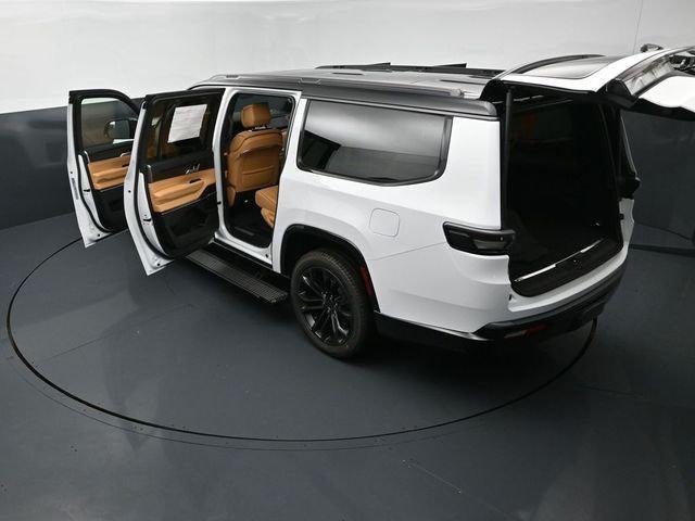 New 2026 Bright White Clear-Coat Exterior Paint Jeep Grand Wagoneer image 28