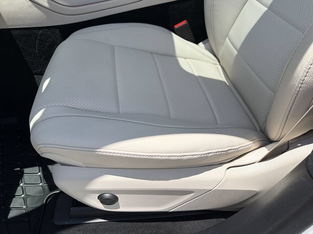 Used 2026 White Mercedes-Benz 4MATIC® image 21