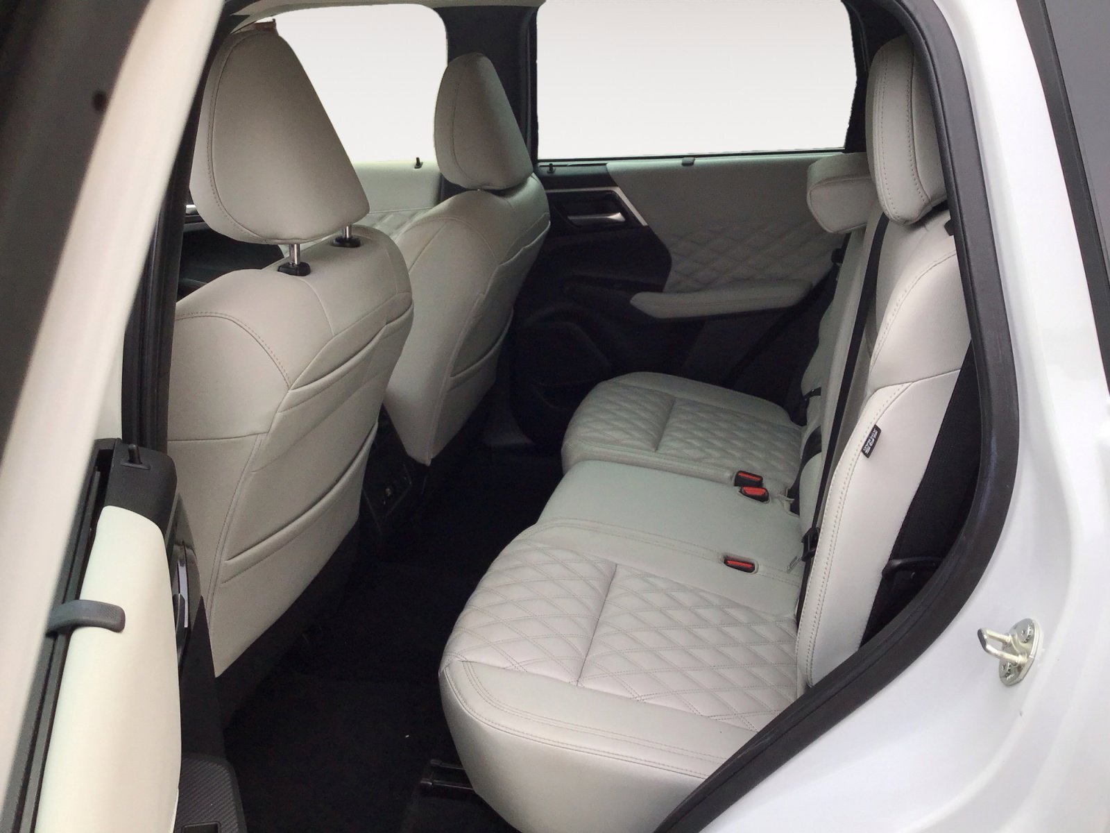 Used 2023 White Diamond Mitsubishi SEL image 24