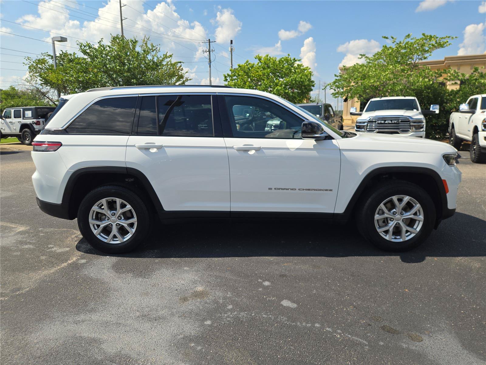 Used 2023 Bright White Clearcoat Jeep Limited image 5