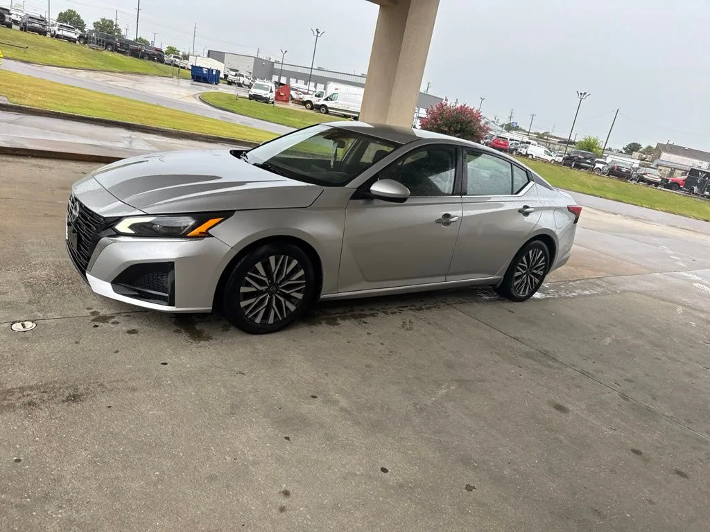Certified Used 2023 Silver Nissan 2.5 SV image 6