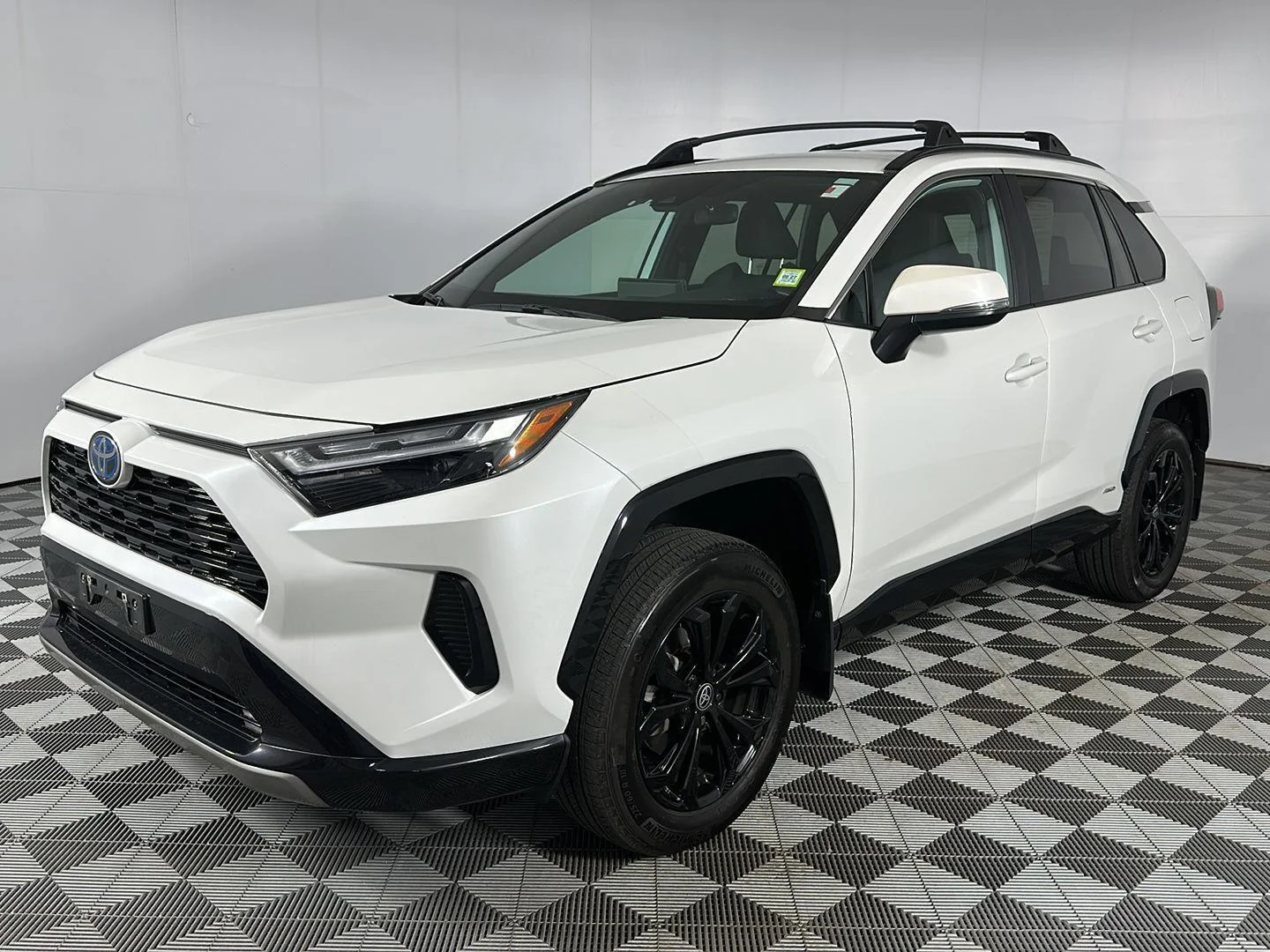 Used 2024 Wind Chill Pearl Toyota Hybrid SE image 4