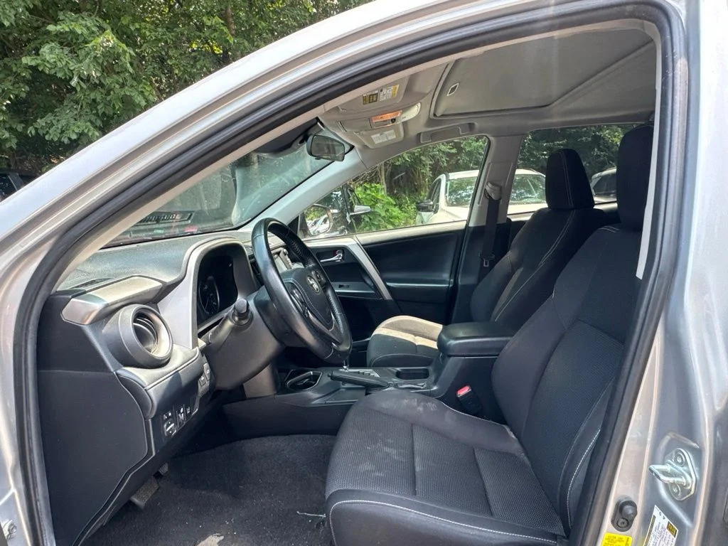Used 2018 Silver Toyota XLE image 10