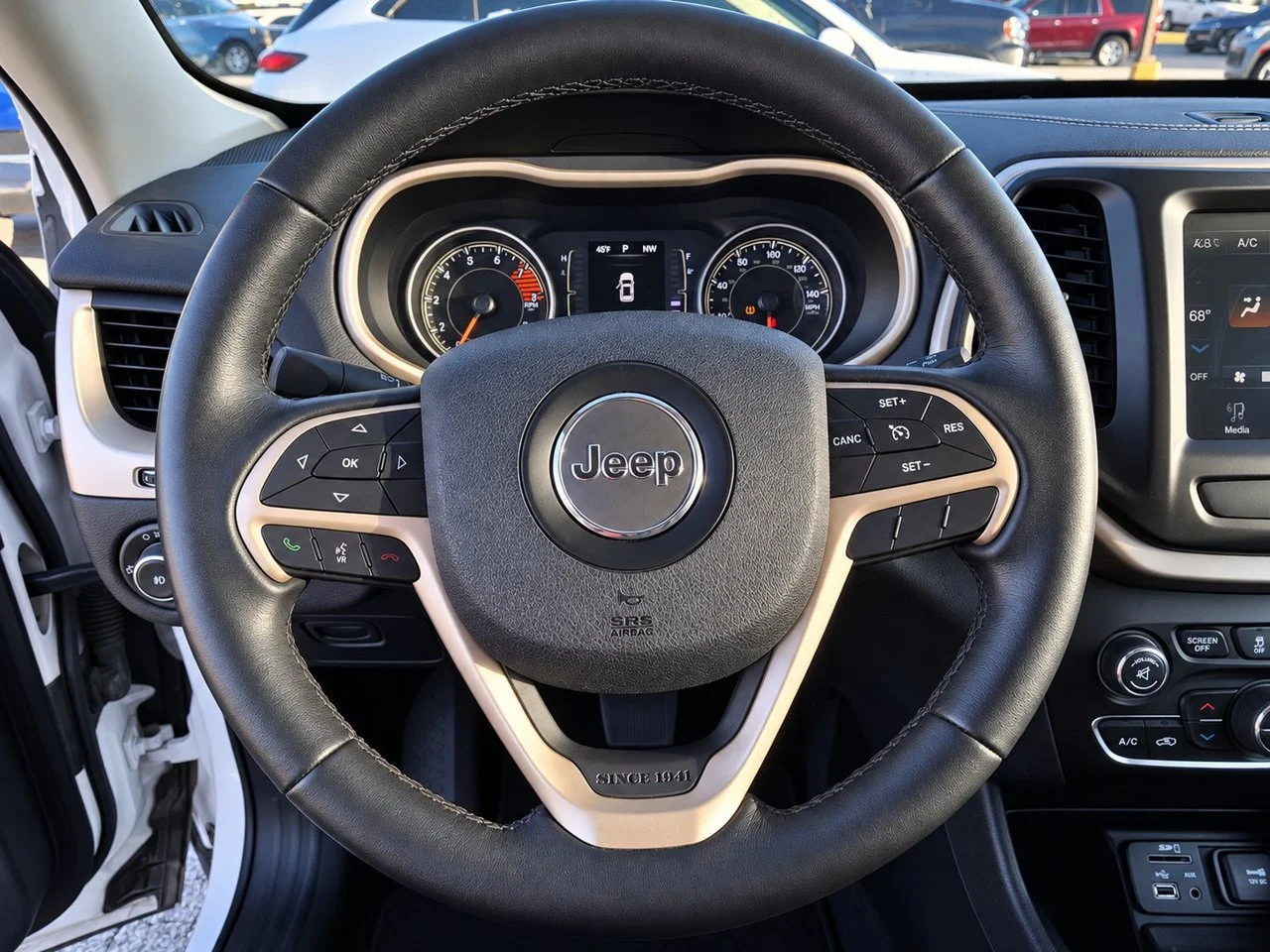 Used 2016 Bright White Jeep Latitude FWD image 21