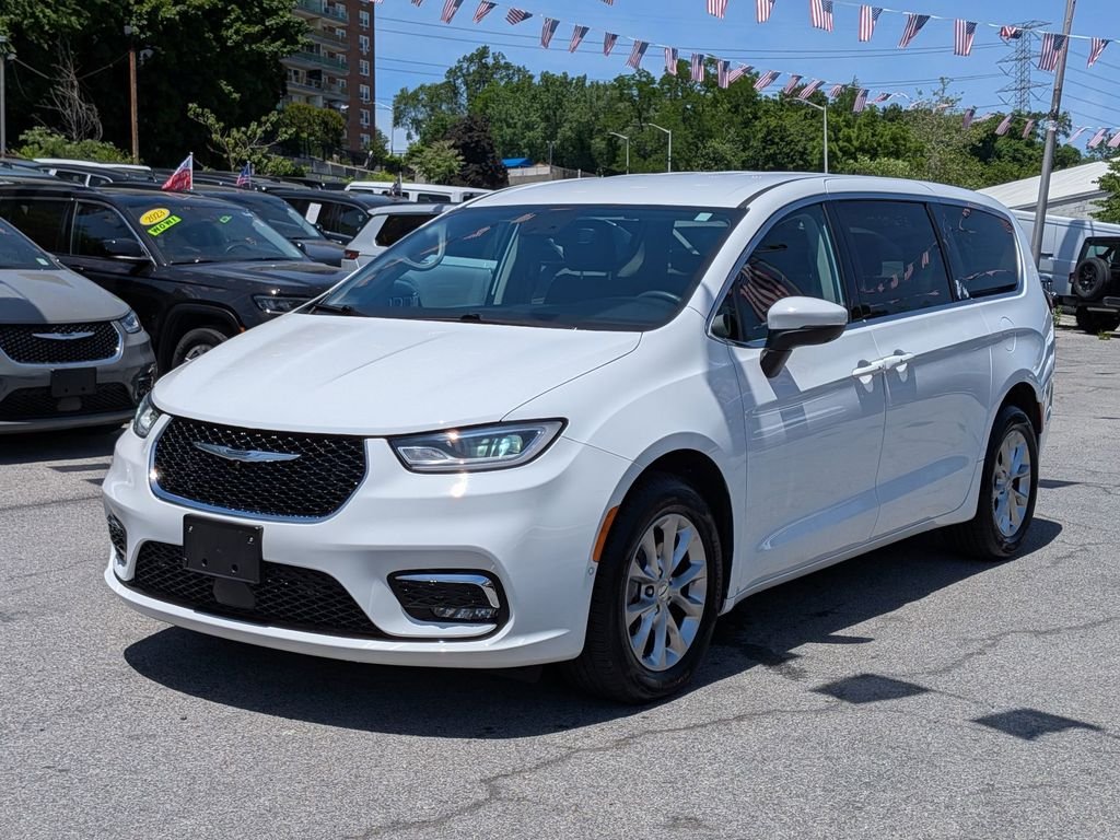 2023 Chrysler Pacifica Touring L AWD's photo