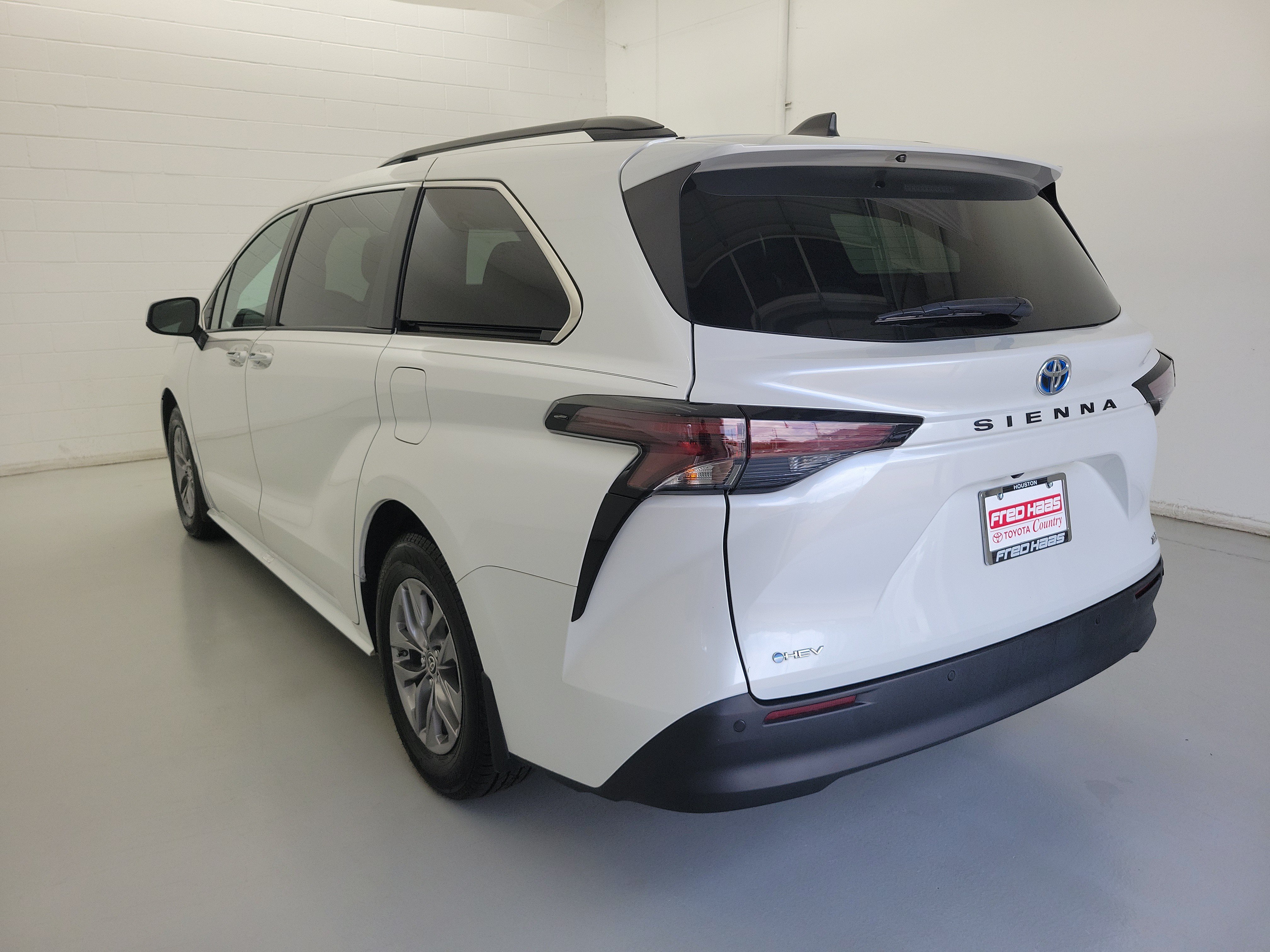 Used 2025 Wind Chill Pearl Toyota XLE image 7