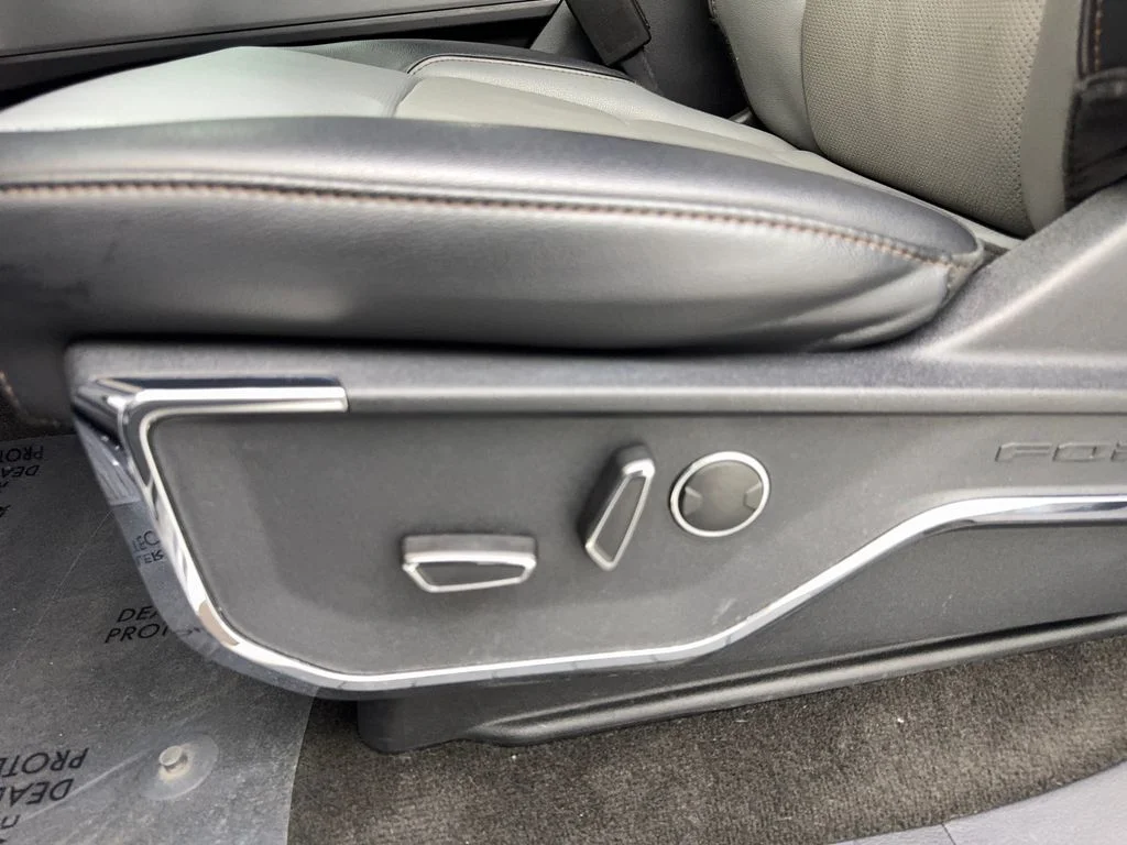 Used 2022 Silver Ford Lariat image 31