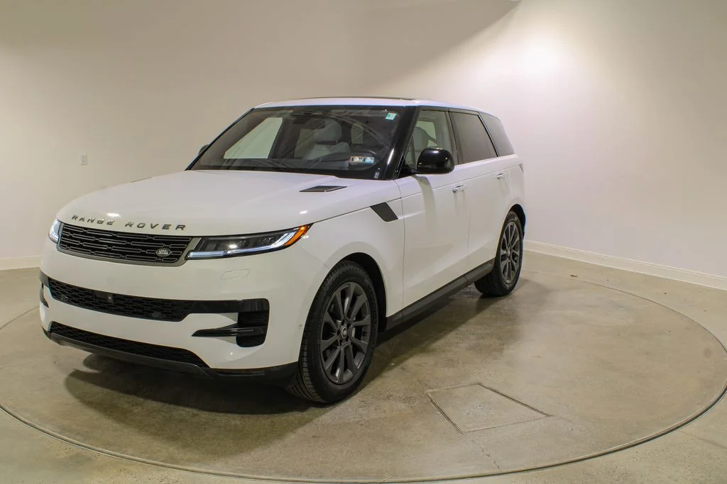 Used 2023 Fuji White Land Rover SE image 1