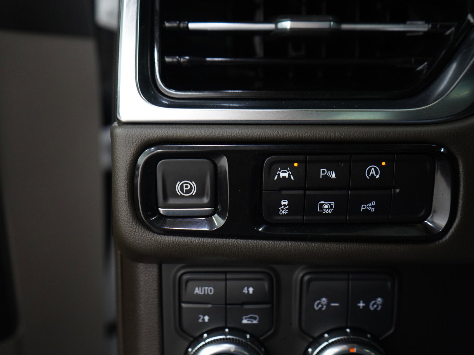 Used 2025 Summit White GMC Elevation image 28
