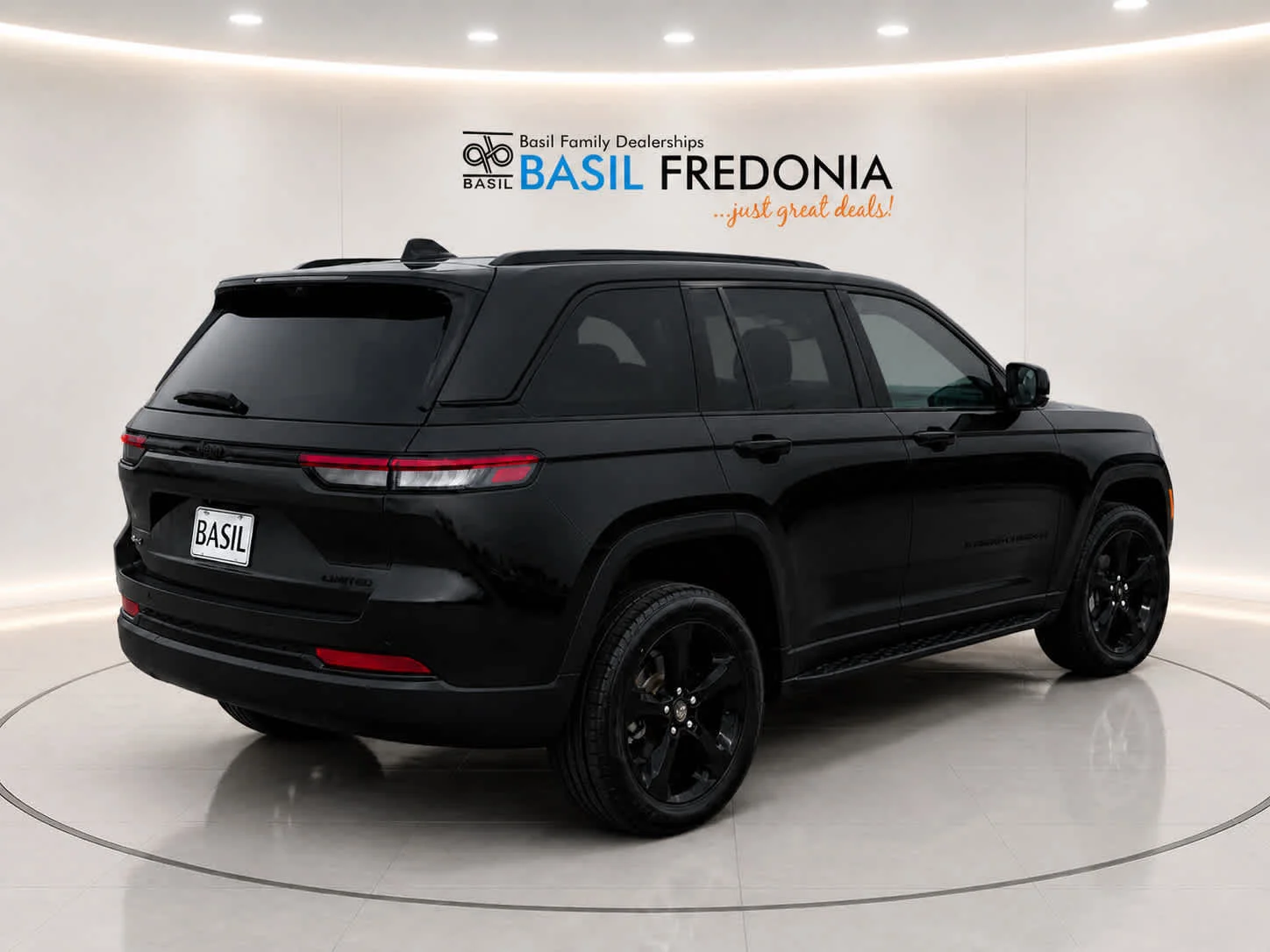 Used 2024 Diamond Black Crystal Pearl Jeep Limited image 11