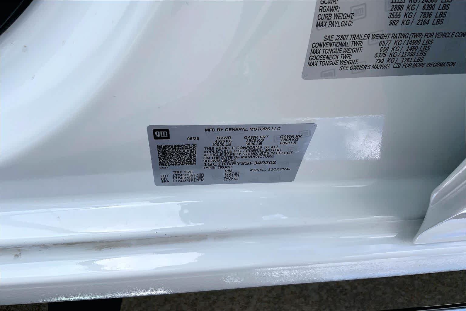 Used 2025 Summit White Chevrolet LT image 36