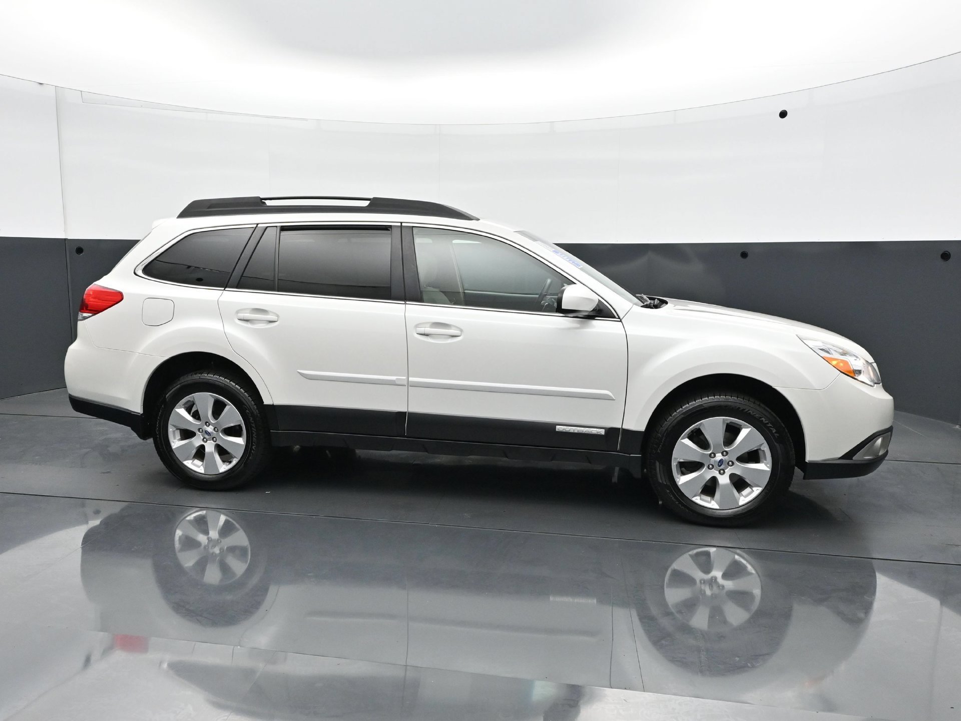 Used 2012 Satin White Pearl Subaru 2.5i image 8