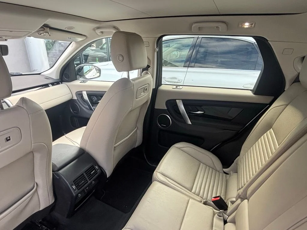 Used 2021 White Land Rover SE image 21