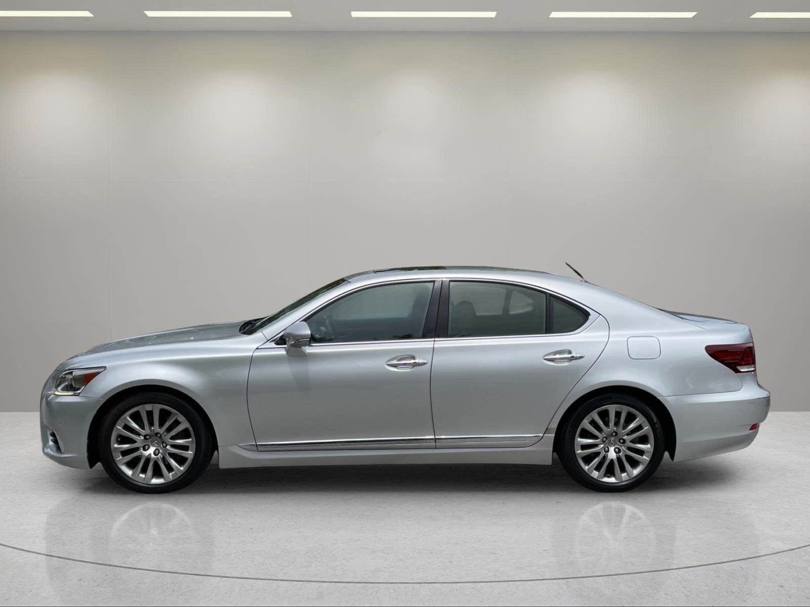Used 2015 Liquid Platinum Lexus COMFORT image 2