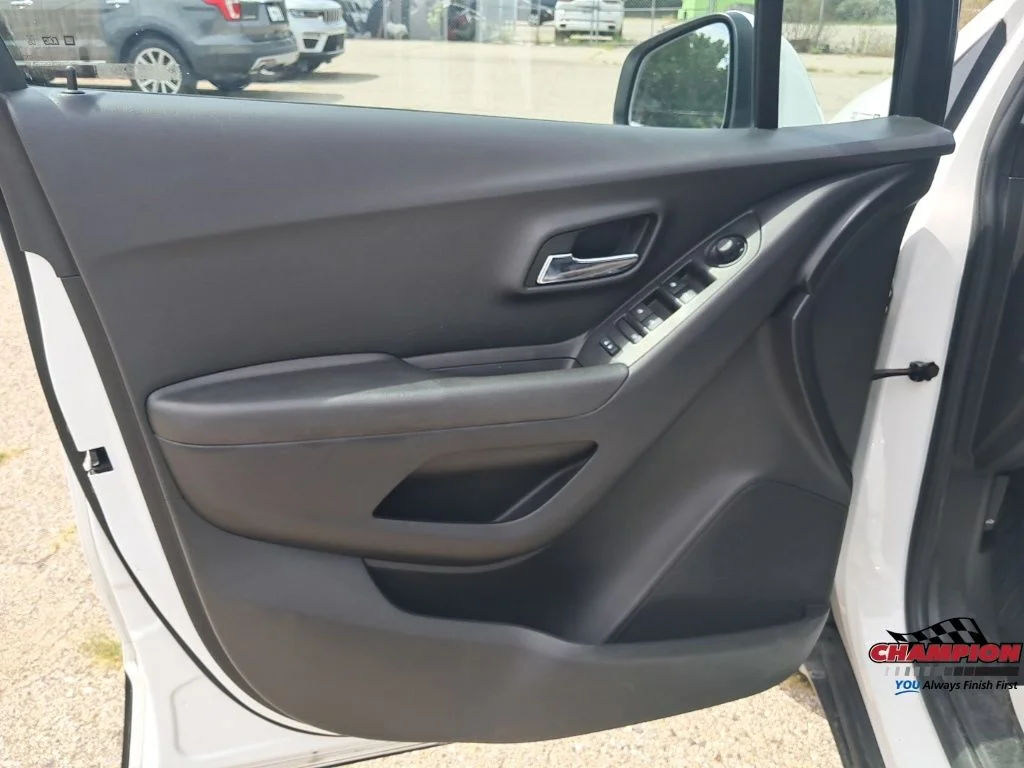 Used 2018 White Chevrolet LS image 35