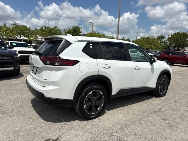 Used 2025 White Nissan SV image 3