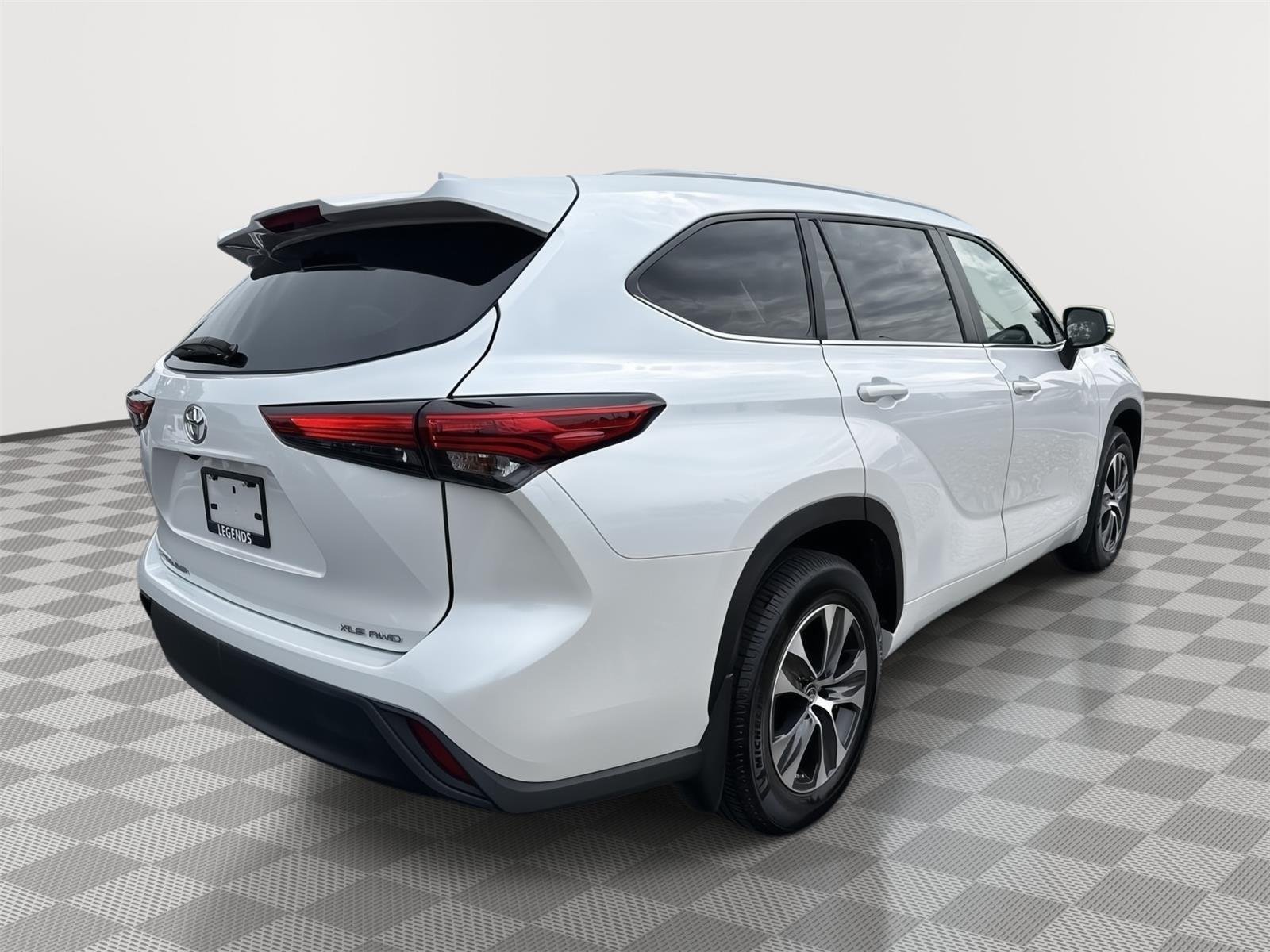 Used 2023 Wind Chill Pearl Toyota XLE image 16